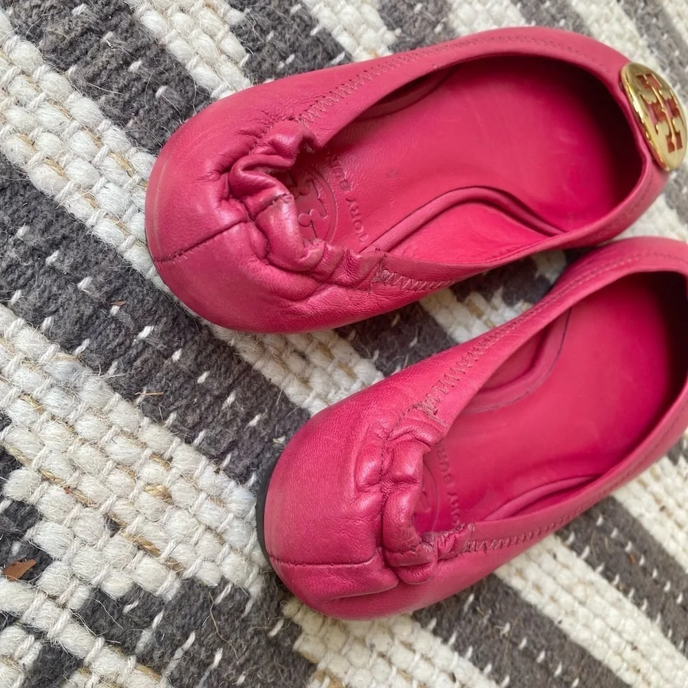 Girls Tory Burch Fuchsia flats with Gold Emblem